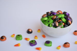 5 Savvy Things You Need to Know Before Buying Halloween Candy, Halloween Candy, Save Money on Halloween candy, save money on halloween, 5 ways to save money on halloween candy, how to spend less on halloween candy, tips to save money on halloween candy, Halloween tips, Halloween treats, Halloween food, Halloween ideas, Halloween, Halloween Snacks, Halloween on a Budget, Halloween kids, Halloween candy ideas, trick or treaters, Halloween candy on a budget, shopping for halloween candy